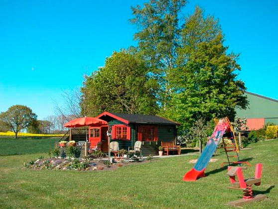 Ferienwohnung in Rettin - Ferienhof Hansen Seeigel - Gartenhaus mit Grill und Spielplatz