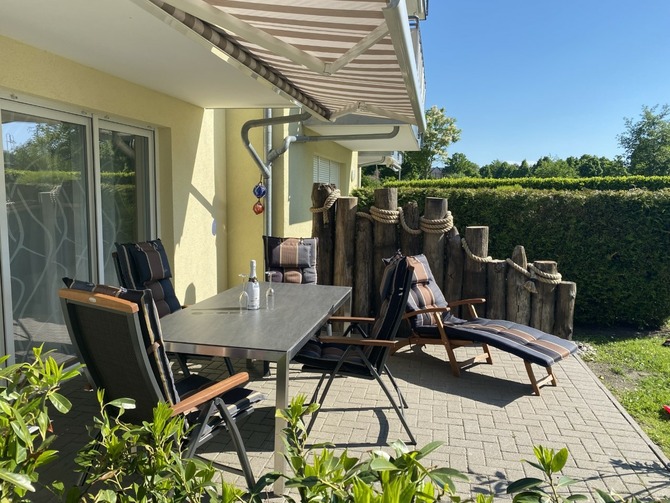 Ferienwohnung in Zingst - Feriendomizil am Strand - Terrasse mit Sonnenschutzmarkise