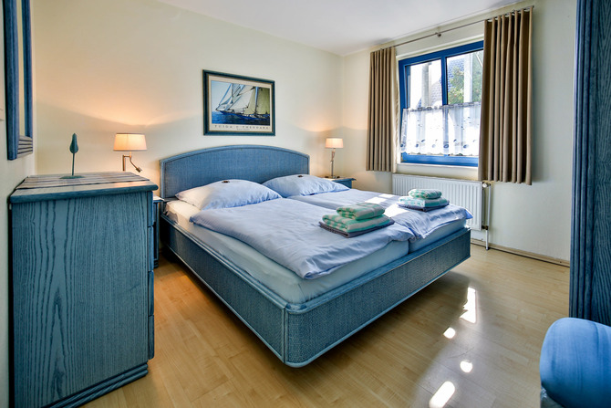 Ferienwohnung in Zingst - Whg B, Ihr Urlaubszuhause - Schlafzimmer mit Doppelbett
