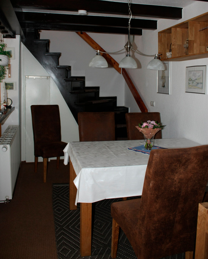 Ferienhaus in Mukran - Kunze - Essecke mit Treppenaufgang ins Obergeschoss
