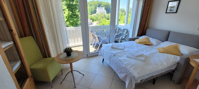 Ferienwohnung in Sellin - Sonnenglück in der Residenz Seeblick - Balkonzimmer, Boxspring-Couch ausgezogen