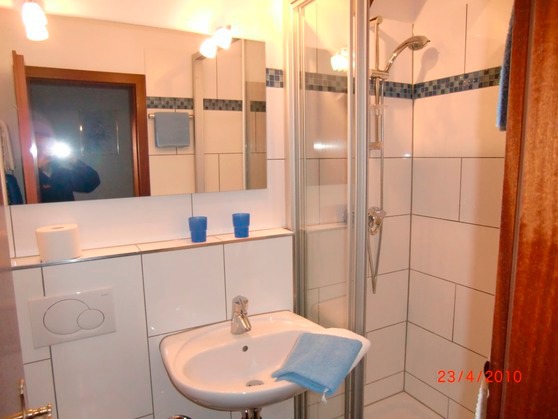 Ferienwohnung in Stawedder - Ferienhof Felix - Neue Küchenzeile 03/2021 - Badezimmer mit Dusche und WC