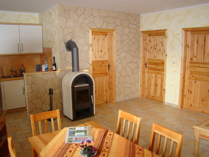 Ferienhaus in Rerik - Sischka - Wohnraum mit Küche und Kamin