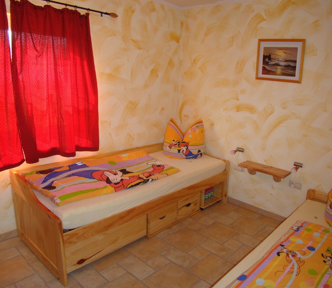 Ferienhaus in Rerik - Sischka - Schlafzimmer mit 2 Einzelbetten u 1 Auszugsbett
