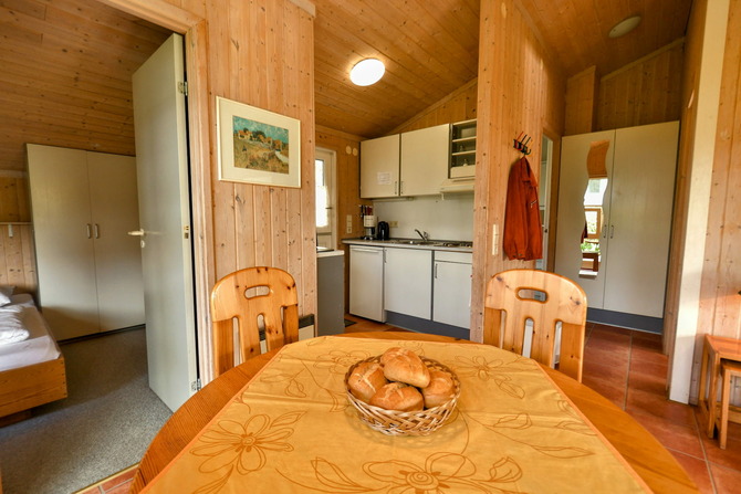 Ferienhaus in Pelzerhaken - Am Waldrand Haus A - Essecke mit K&uuml;chenzeile