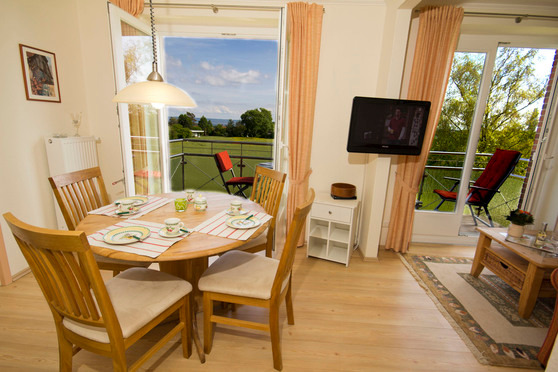 Ferienwohnung in Rettin - Ferienhof Hansen Lachmöwe - Direkt auf den Balkon vom Wohnbereich