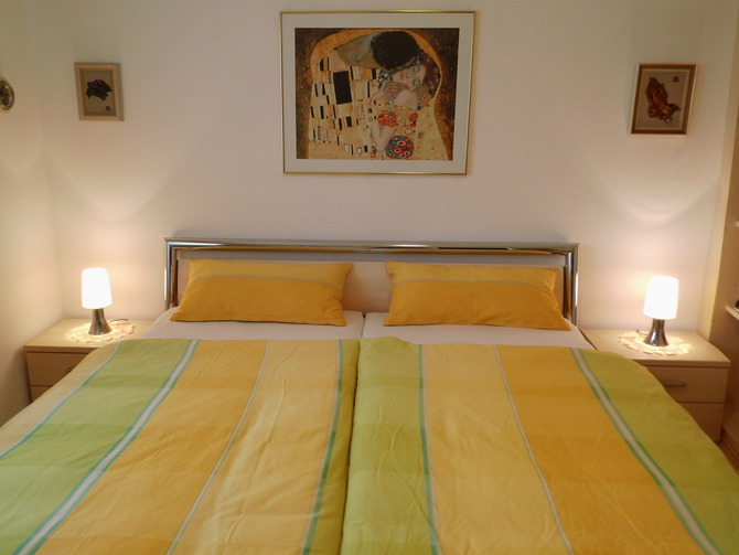 Ferienwohnung in Cismar - Hinter dem Kloster - Schlafzimmer mit großem Einbauschrank