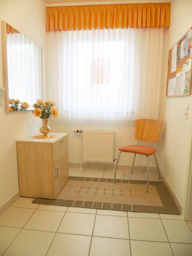 Ferienwohnung in Cismar - Hinter dem Kloster - Wohnungsflur mit  Garderobenständer und Spiegel