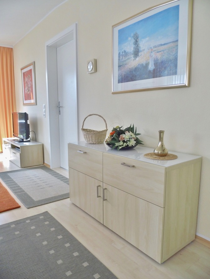 Ferienwohnung in Cismar - Hinter dem Kloster - Sidebord mit Spielesammlung und Tourist-Infos