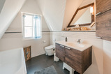 Ferienhaus in Mursewiek - Seeadler - Badezimmer mit Dusche und Badewanne oben