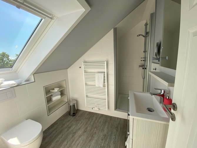 Ferienwohnung in Lenste - Mougin - modernes, helles Badezimmer