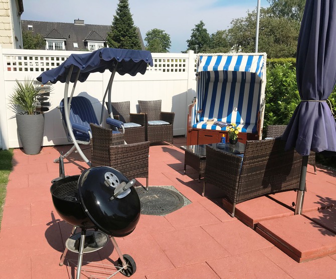 Ferienwohnung in Niendorf/Ostsee - Haus Edda FeWo Krähennest - Terrasse im Garten mit Möbeln und Grill
