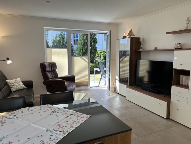 Ferienwohnung in Baabe - Ferienwohnung Strandrose - Ausblick in den Garten vom Wohnraum