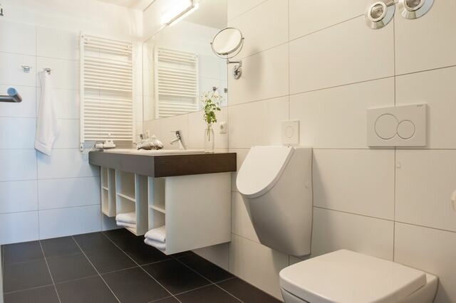 Ferienwohnung in Eckernförde - Apartment 9 "Am alten Leuchtturm", Blickrichtung Innenstadt, Binnenhafen West, seitlicher Meerblick, Hafenspitze - Bild 15