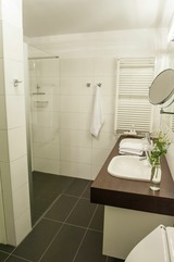 Ferienwohnung in Eckernförde - Apartment 9 "Am alten Leuchtturm", Blickrichtung Innenstadt, Binnenhafen West, seitlicher Meerblick, Hafenspitze - Bild 17