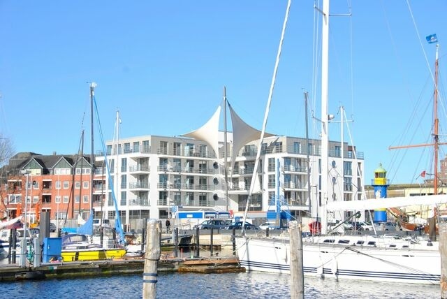 Ferienwohnung in Eckernförde - Apartment 9 "Am alten Leuchtturm", Blickrichtung Innenstadt, Binnenhafen West, seitlicher Meerblick, Hafenspitze - Bild 23