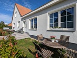 Ferienwohnung in Kirchdorf - Ferienwohnung Ostseefischer - Eingang und Sitzbereich vor dem Haus