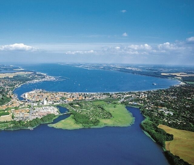 Ferienwohnung in Eckernf&ouml;rde - Apartment 2 - "Am Leuchtfeuer 2" - Blickrichtung Yacht-, Binnenhafen und offene See - Bild 25
