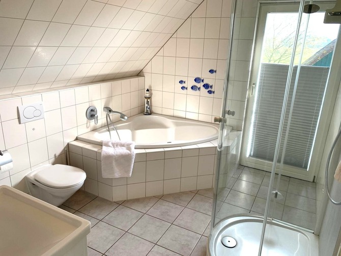 Ferienhaus in Zingst - Kiek över 33 - Bad OG mit Dusche und Badewanne