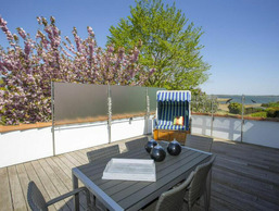 Ferienwohnung - R&uuml;genbrise mit Seeblick mit 3 B&auml;dern, Steg und Paddelboot - alle inklusive