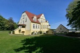 Ferienwohnung in Neuenkirchen (Rügen) - Gutshaus Grubnow Ferienwohnung 2 am Wasser Sauna und WLAN incl. - Bild 1